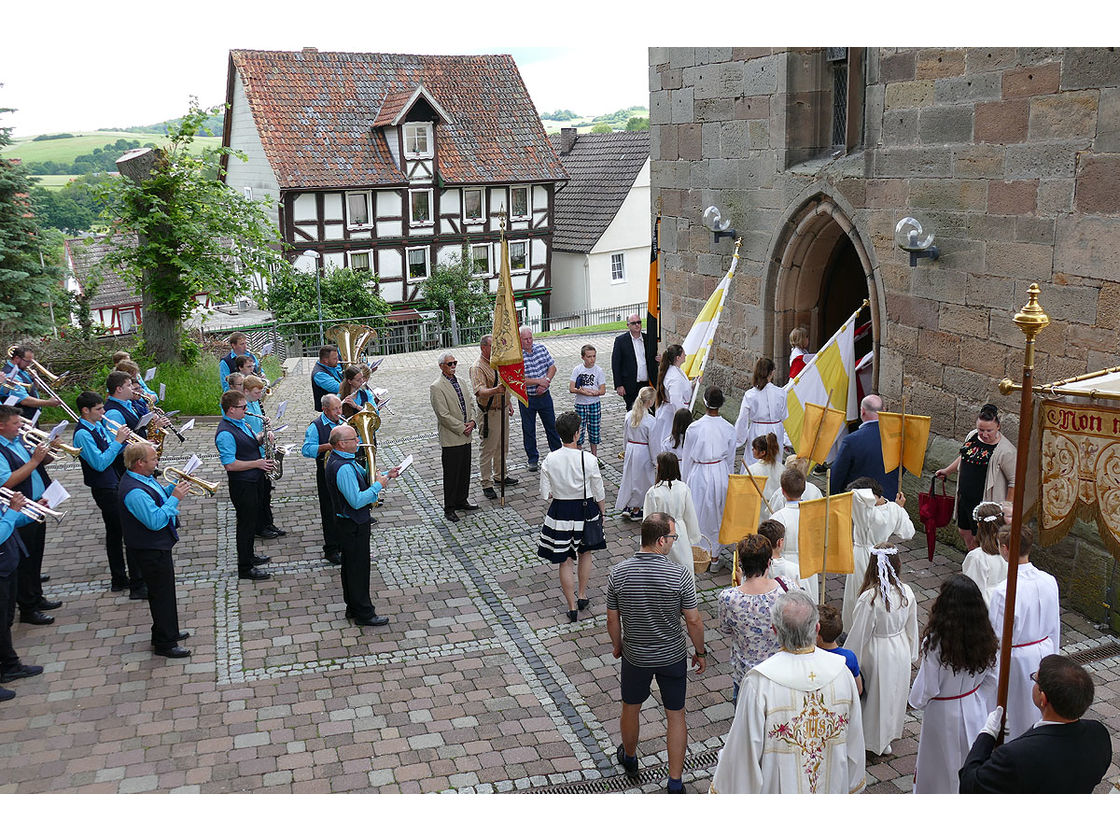 Fronleichnamsprozession durch die Straßen von Naumburg (Foto: Karl-Franz Thiede)